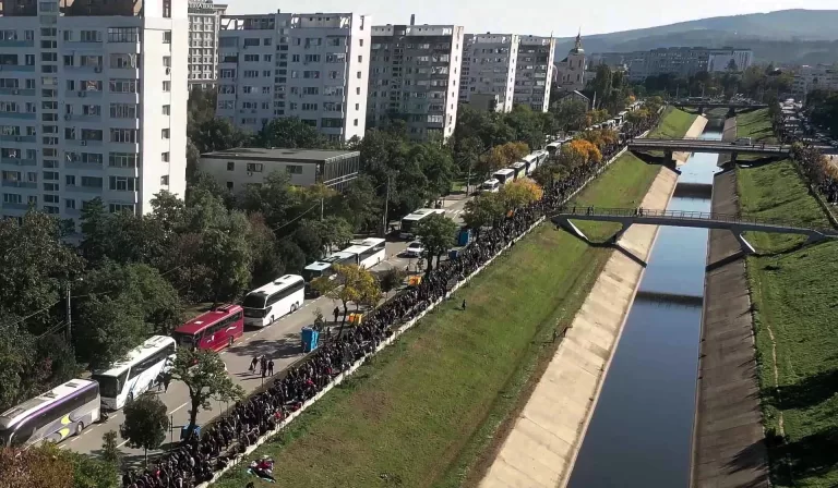Peste 160.000 de pelerini au trecut pe la racla cu moaștele Sfintei Cuvioase Parascheva. Timpul de așteptare: 20 de ore