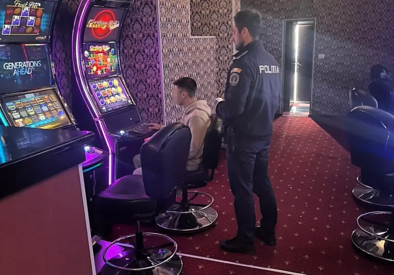Zeci de elevi din Vaslui au căzut în plasa polițiștilor. Razie prin baruri și săli de păcănele