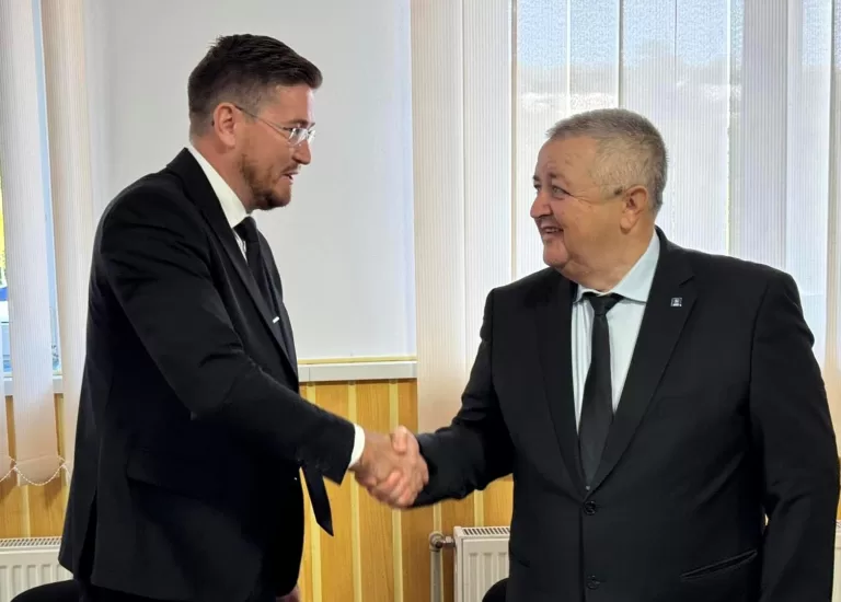 Primarul de Arsura a fost investit în funcție. Prefectul Daniel Onofrei a participat la eveniment