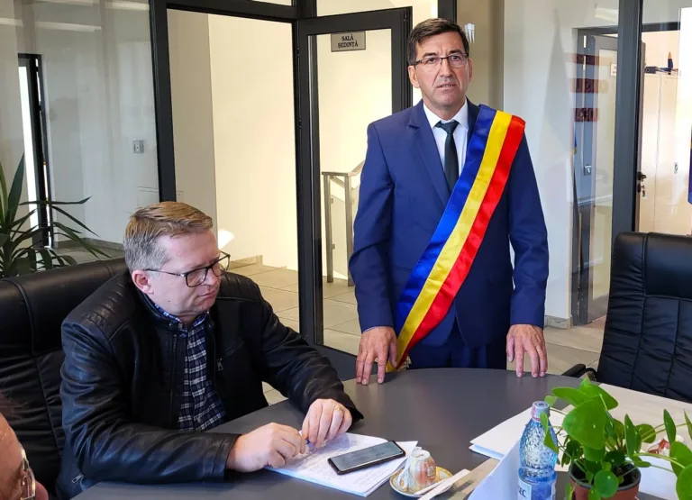 Cel mai iubit primar din istoria Hoceniului a depus jurământul! Vasile Țabără, primar de ȘAPTE stele!