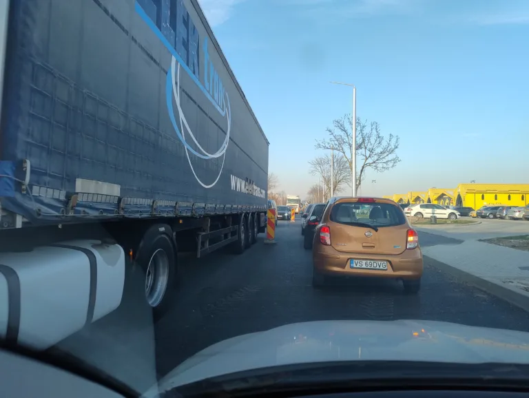 Cozi URIAȘE de mașini, pe varianta Vasluiului!