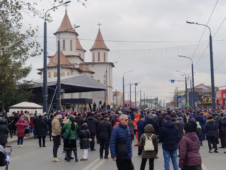 ACUM Mii de credincioși participă la sfințirea Catedralei Sfinții Arhangheli Mihail și Gavriil