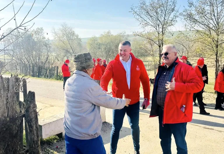 Deputatul PSD de Vaslui, Eduard Popica, zi de campanie, din casă în casă, la Bogdănești (FOTO)