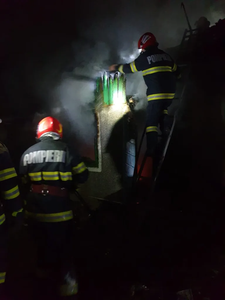 Incendiu violent in comuna Poienești, in prima seară de Crăciun VIDEO