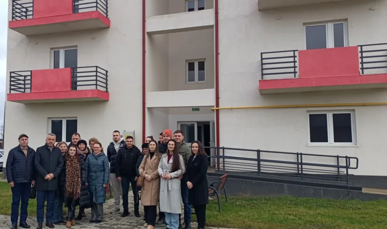 Bucurie pentru 12 familii din Vaslui, înainte de Crăciun. S-au mutat în casă nouă