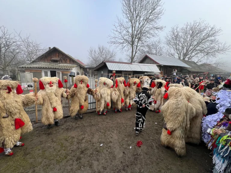 FOTO, VIDEO Capra și obiceiurile tradiționale din Bălești, Cozmești. La Mulți Ani în 2025!
