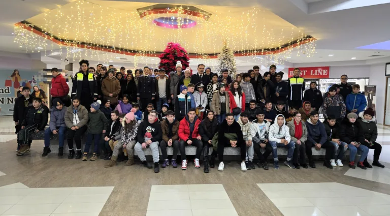 Polițiștii vasluieni au invitat 90 de copii de la Centrul de Educație Incluzivă Negrești la pizza și filme 3D