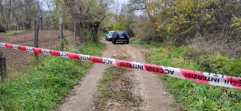Crimă în comuna Blăgești. Bărbat găsit mort într-un șanț, gol pușcă