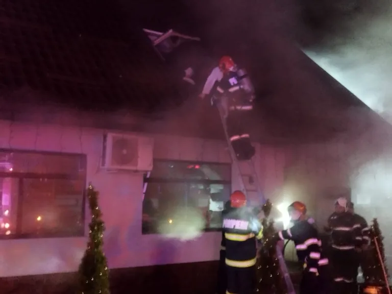 O pizzerie din zona fostei gări Huși a fost cuprinsă de flăcări, noaptea trecută
