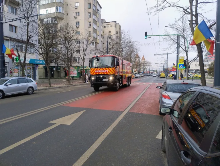 Incendiu la Costești, mai multe autospeciale și ambulanța SMURD sunt acolo