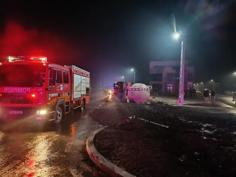 Un TIR încărcat cu ciment s-a răsturnat în șanț la Muntenii de Jos