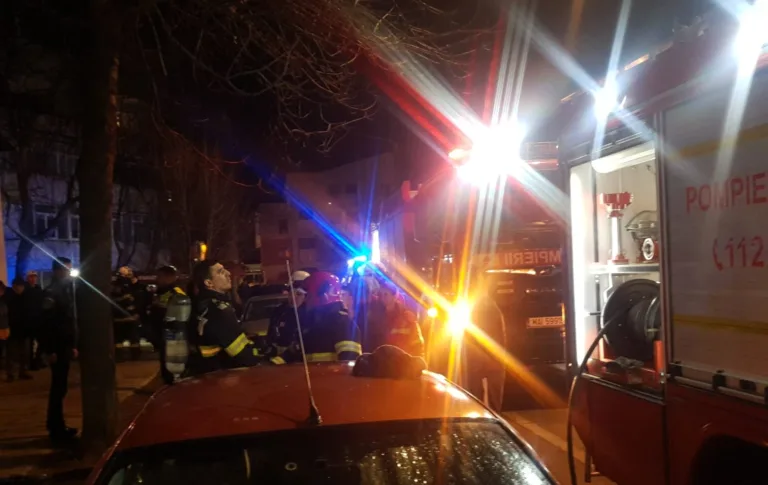 Incendiu într-un bloc din zona Gării, la Vaslui. Zeci de locatari evacuați (VIDEO)