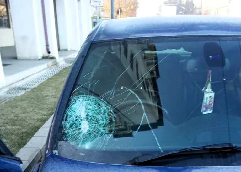 Mașină distrusă în centrul Vasluiului, sticlă de șampanie aruncată de la etaj