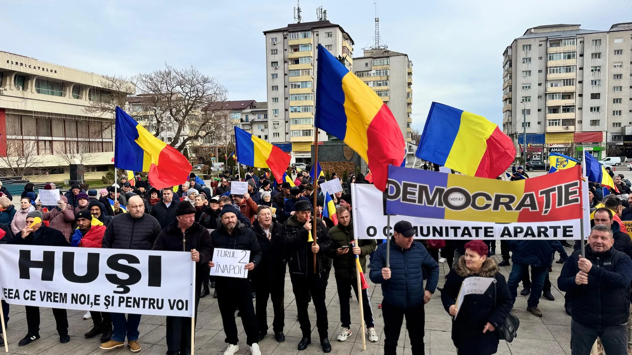 Vasluienii au ieșit în stradă. Sute de protestatari, în Centrul Civic. ”Este un protest pentru viitorul poporului român” 7 protest aur prefectura vaslui 123 jpg