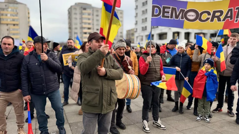 Vasluienii au ieșit în stradă. Sute de protestatari, în Centrul Civic. ”Este un protest pentru viitorul poporului român”