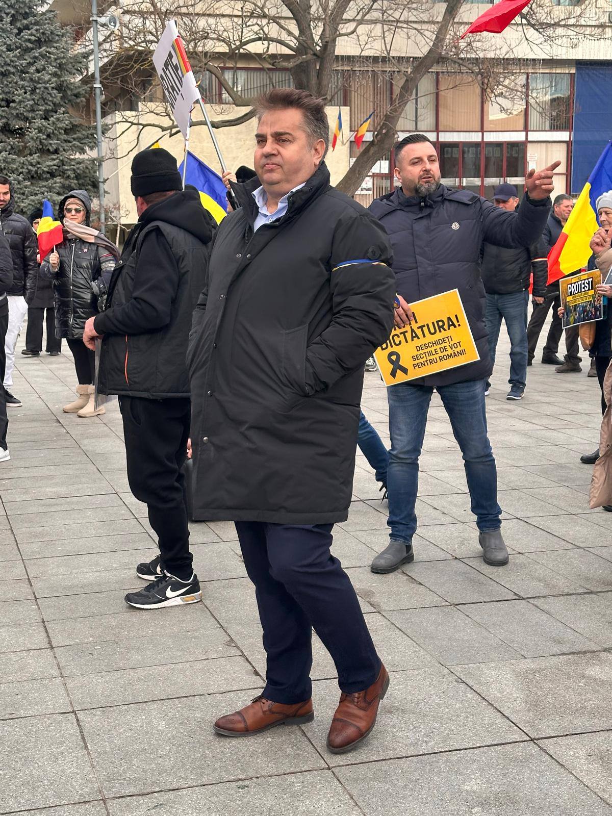 Vasluienii au ieșit în stradă. Sute de protestatari, în Centrul Civic. ”Este un protest pentru viitorul poporului român” 8 protest aur prefectura vaslui ionel sandu 127