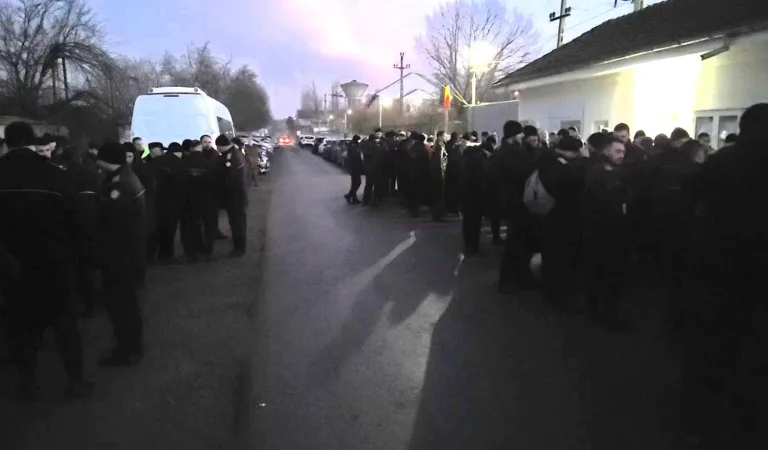 Protest la Penitenciarul Vaslui, vineri dimineață. Peste 200 de angajați au ieșit la protest