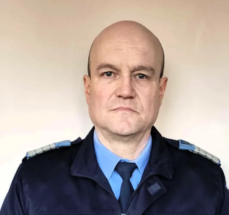 Un jandarm a găsit o borsetă cu 6.500 lei, în parcarea unui magazin din Bârlad