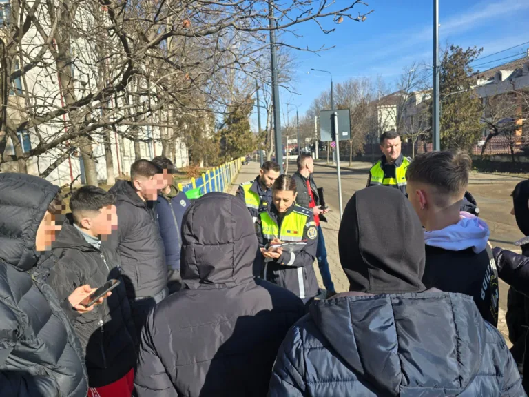 Zeci de elevi din Vaslui au căzut în plasa Poliției, în timp ce chiuleau de la școală