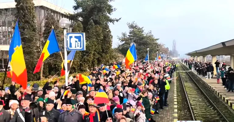 VIDEO Mii de bârlădeni au întâmpinat cu entuziasm ”Trenul Unirii”, în gara orașului