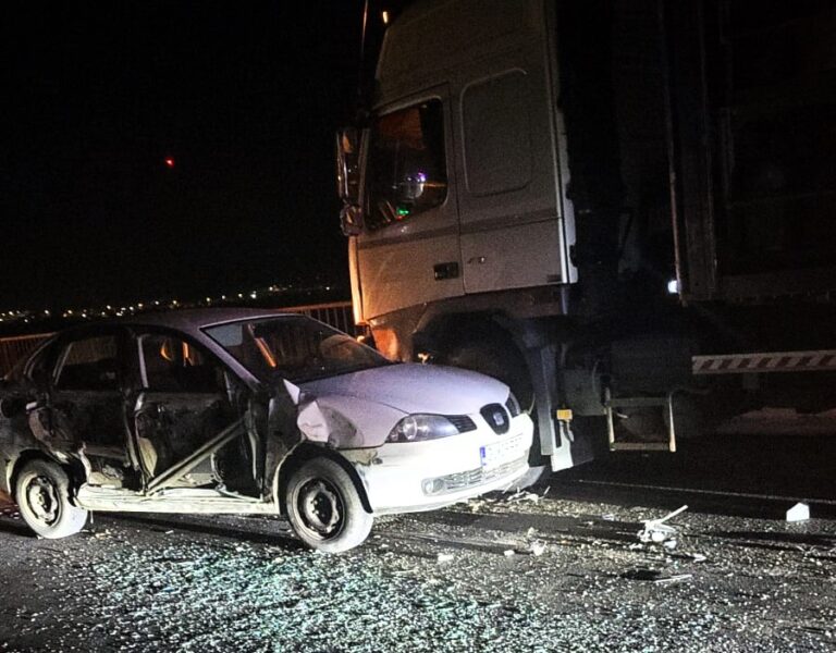 ȘTIREA SERII Accident în zona pasarelei de la CET, la Vaslui. O șoferiță a intrat într-un TIR