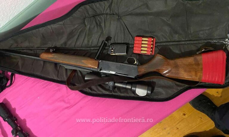 Arme, muniţie și țigări descoperite de poliţiştii de frontieră în urma unor percheziţii domiciliare