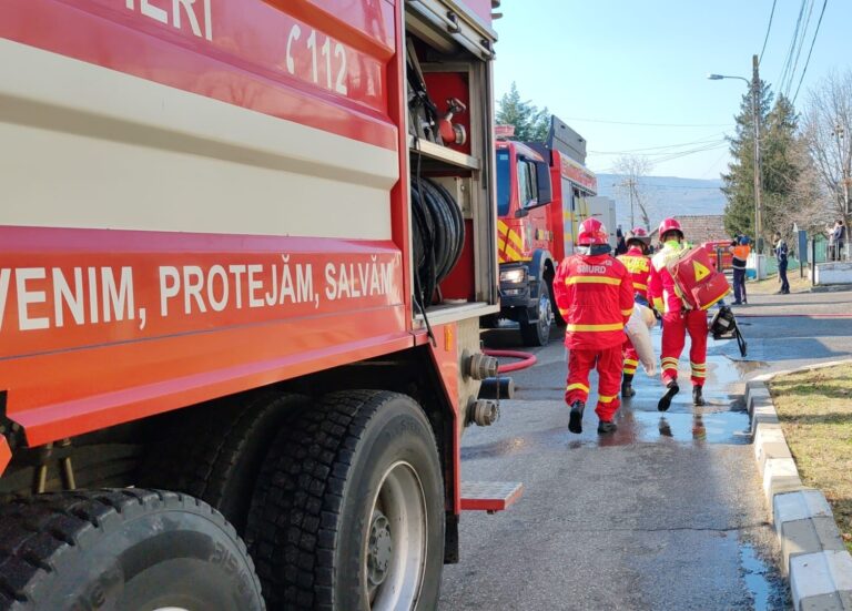 Dramă la Huși: un acoperiș luat de vânt a căzut peste o persoană. Victima, în stop cardio-respirator