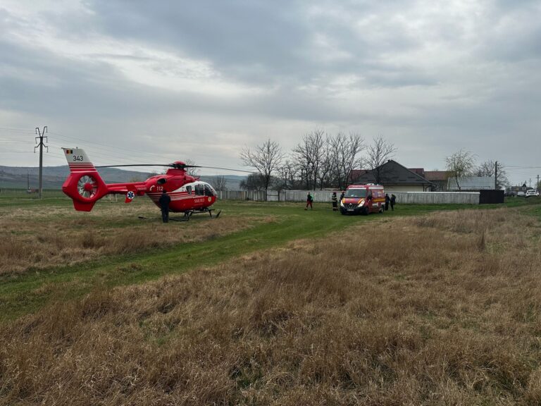 FOTO, VIDEO Accident grav lângă Vaslui, copil de 6 ani preluat cu elicopterul SMURD