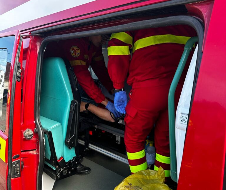 Accident grav pe DE 581, cinci persoane sunt implicate. Salvatorii au ajuns la fața locului