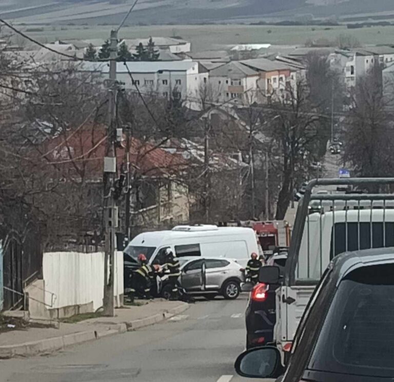 Accident în Vaslui, cartierul 13 Decembrie. Două victime, conștiente, anunță SAJ