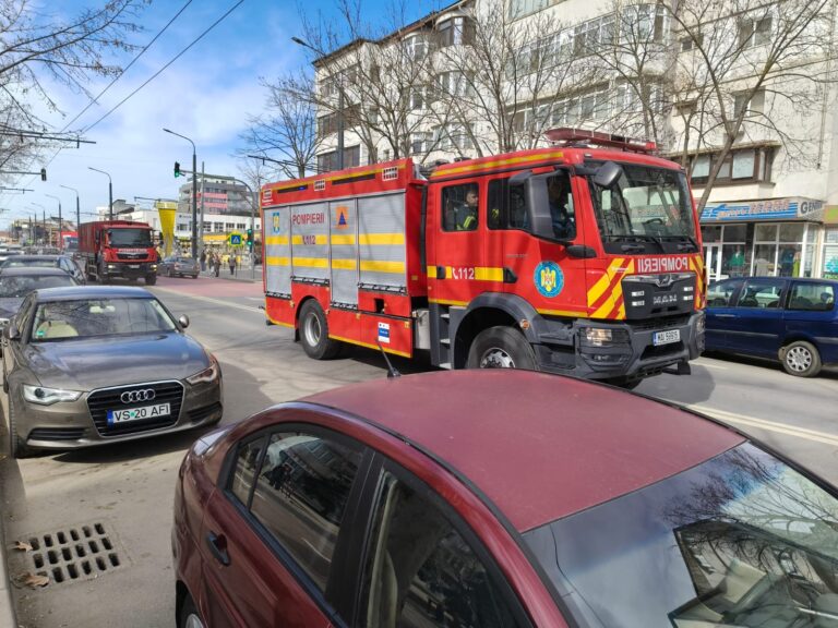 Incendiu de vegetație uscată lângă ferma lui Tărâță, la fostul CET Vaslui (VIDEO)