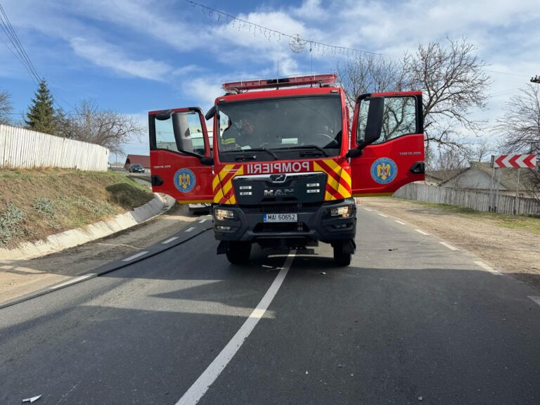 O mașină Delgaz Grid a luat foc în mers, în apropiere de Murgeni