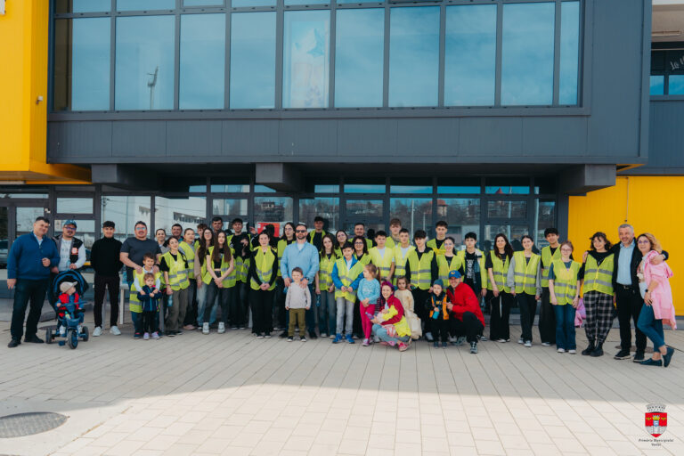 Zeci de voluntari vasluieni au plantat arbori pe strada Decebal, la Vaslui (VIDEO)