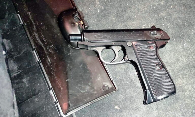 Permis de conducere rusesc falsificat și armă neletală ascunsă în autoturism, la Albița