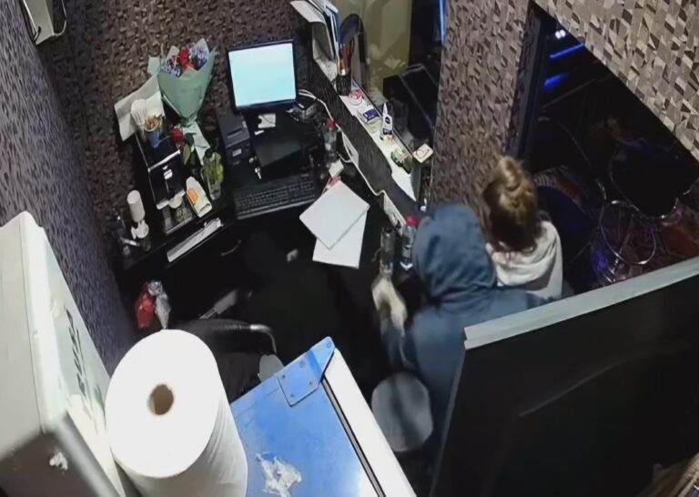 Tâlhărie la o sală de jocuri din Bârlad. Doi hoți au furat 20.000 lei