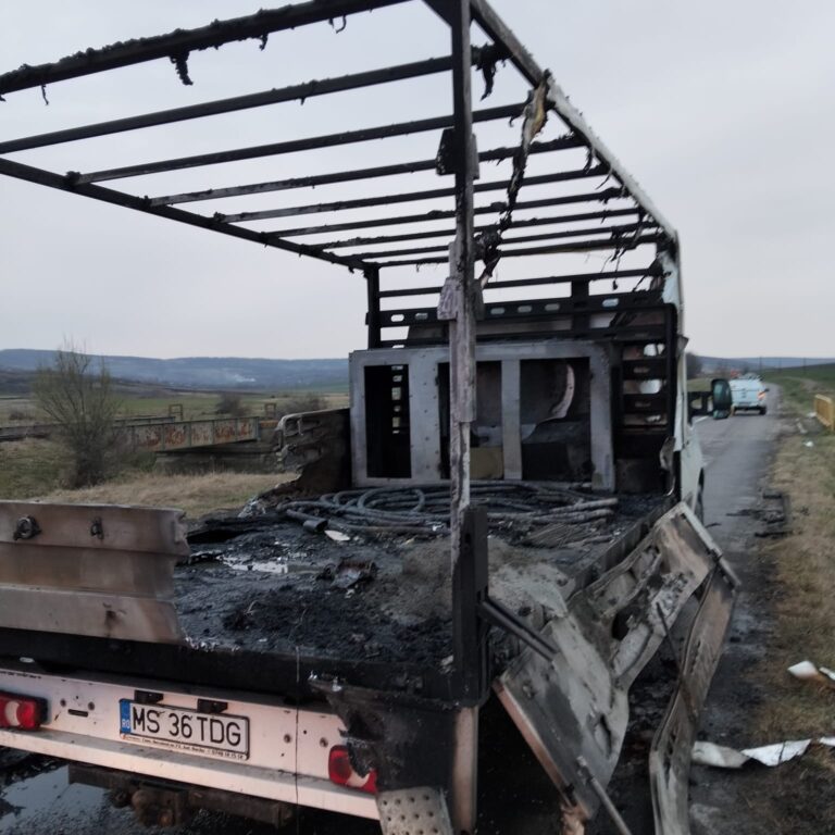 ISU Vaslui, Incendiu mașină Delgaz Grid: Scurtcircuit la generatorul transportat (VIDEO)