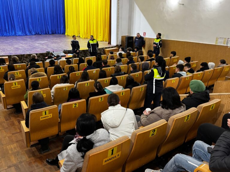 Peste 200 de liceeni din Vaslui și Negrești s-au întâlnit cu polițiștii vasluieni
