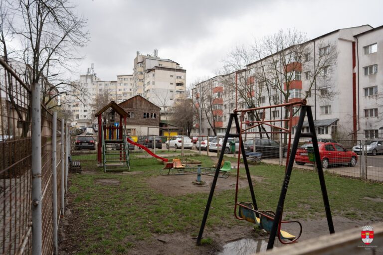 13 locuri de joacă pentru copii vor fi modernizate cu fonduri locale, la Vaslui