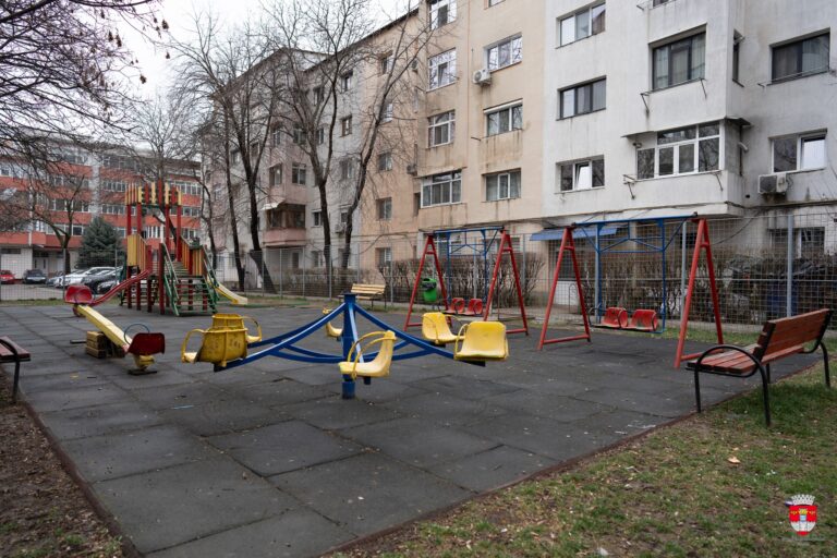 Sesizare Vasluianul.ro: ”13 locuri de joacă din Vaslui stau închise! Este vacanță, domnule primar”