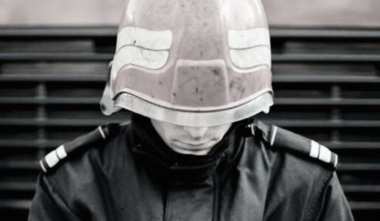 IN MEMORIAM: Pompierii vasluieni au ținut un moment de reculegere în memoria colegului lor, Adrian Păduraru, mort în misiune