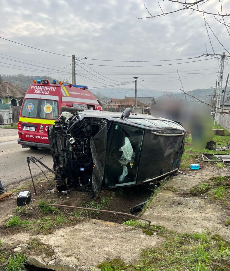 Accident la Muntenii de Sus, mașină răsturnată în șanț