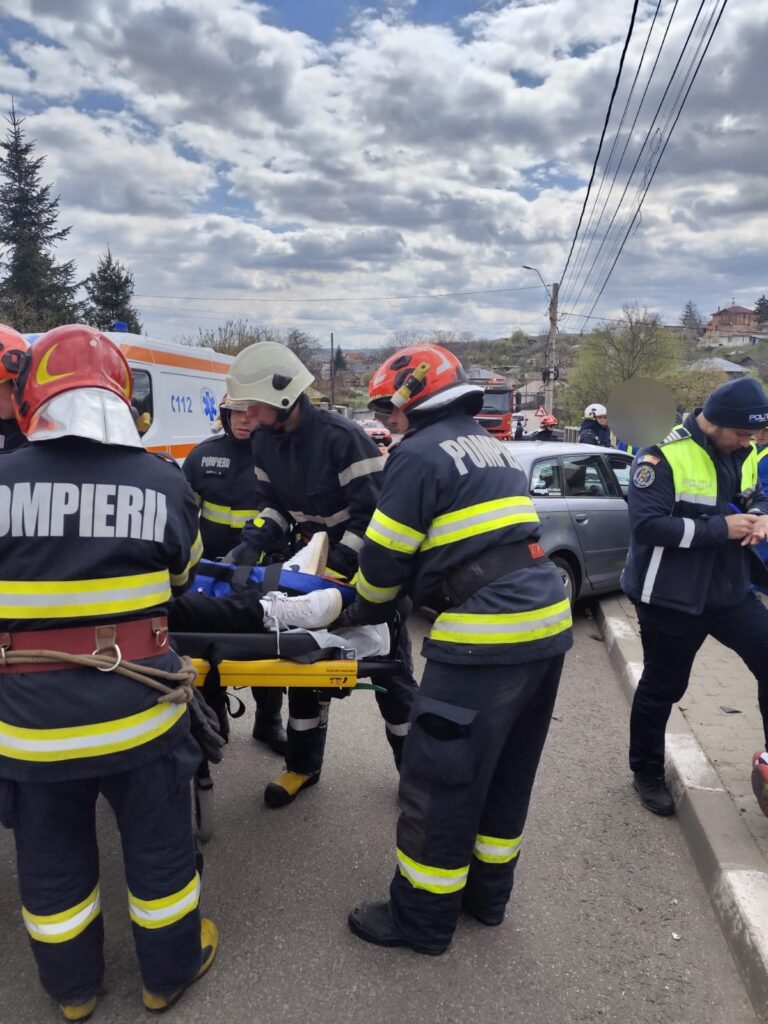 Accident grav la Husi, autoturism înfipt într-o conductă de gaze