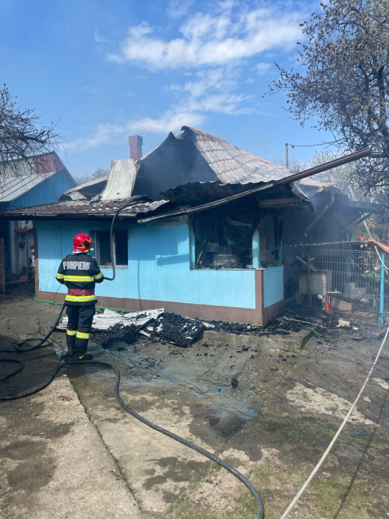 VIDEO Incendiu la Laza, bătrână de 80 de ani cuprinsă de flăcări. Prefectul județului este la locul incendiului