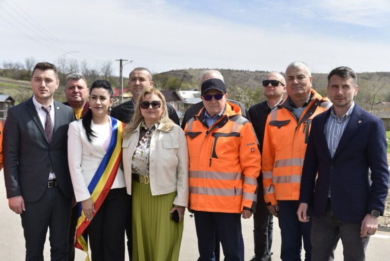 FOTO, VIDEO Bucurie în Săptămâna Mare. Viacons Rutier a predat comunității din Bogdănești peste 5,7 km de drumuri asfaltate