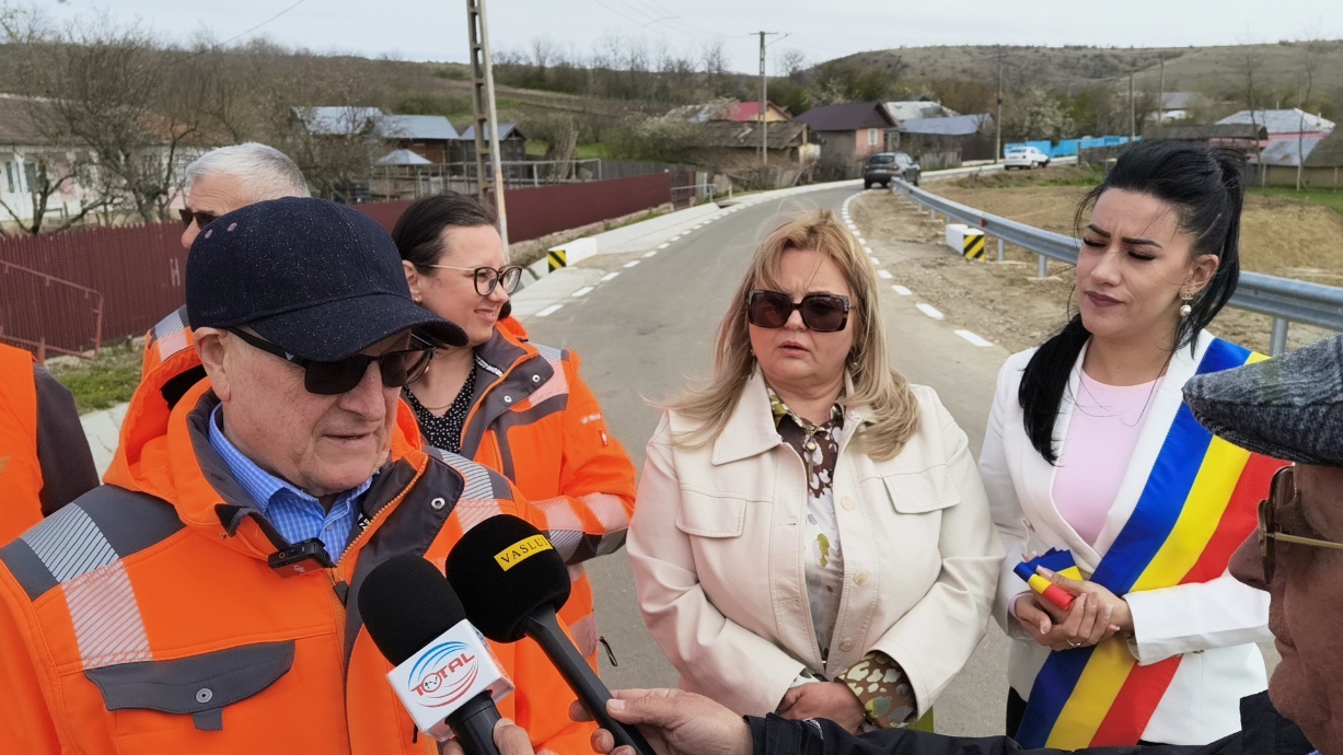 FOTO, VIDEO Bucurie în Săptămâna Mare. Viacons Rutier a predat comunității din Bogdănești peste 5,7 km de drumuri asfaltate 1 ioan ciomaga iulia vizinteanu 2213