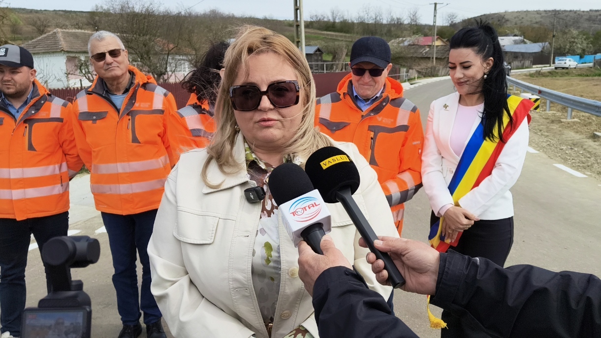FOTO, VIDEO Bucurie în Săptămâna Mare. Viacons Rutier a predat comunității din Bogdănești peste 5,7 km de drumuri asfaltate 6 iulia vizinteanu bogdanesti 221