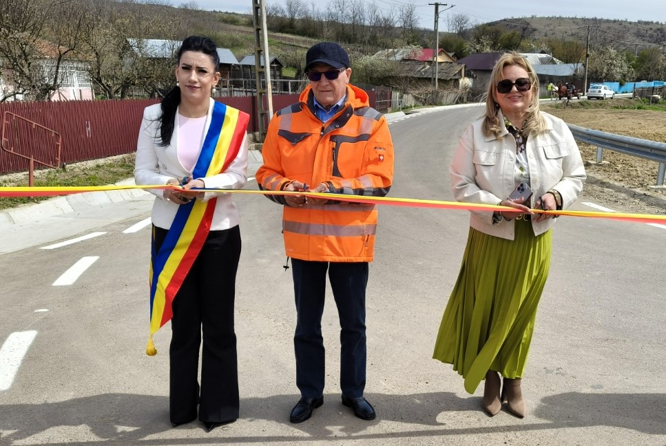 FOTO, VIDEO Bucurie în Săptămâna Mare. Viacons Rutier a predat comunității din Bogdănești peste 5,7 km de drumuri asfaltate 8 iulia vizinteanu ioan ciomaga andreea vasluia9nu