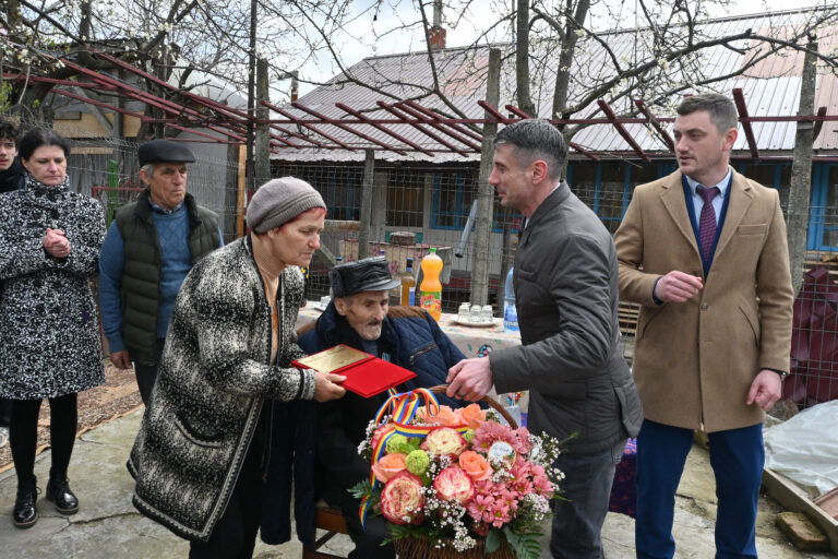 Conducerea CJ Vaslui l-a sărbătorit pe cel mai în vârstă locuitor al Deleniului, la aniversarea celor 103 ani