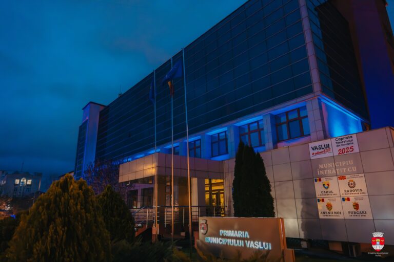 Primăria Vaslui a fost iluminată în albastru, miercuri seara, pentru a celebra Ziua Internațională de Conștientizare a Autismului