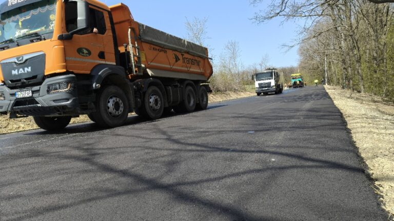 GALERIE FOTO, VIDEO Bucurie în Săptămâna Mare. Grupul Transmir a început asfaltarea pe lotul I al Drumului Strategic, în zona Poienești-Florești